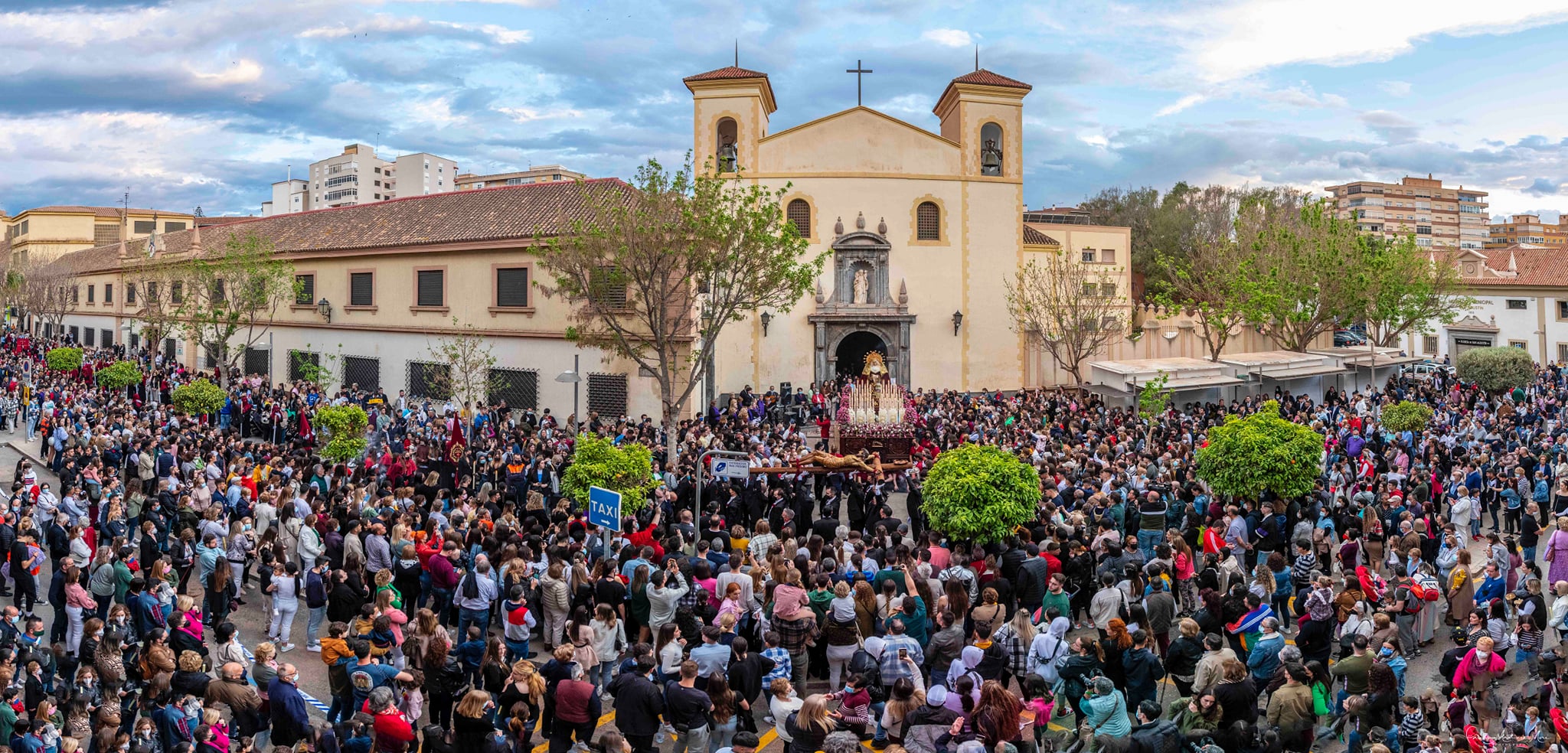 Tras una intensa semana de procesiones y playa, Motril se prepara para el Domingo de Resurreccin.
